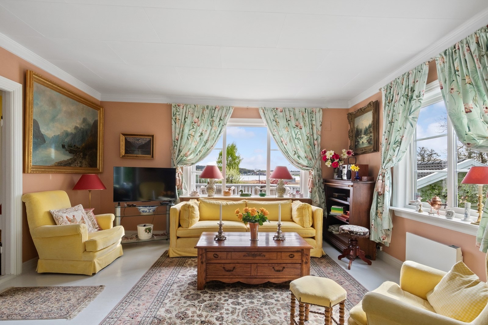 Boligen går over fire plan og byr på en arealeffektiv planløsning med klassiske detaljer. Galleribilde