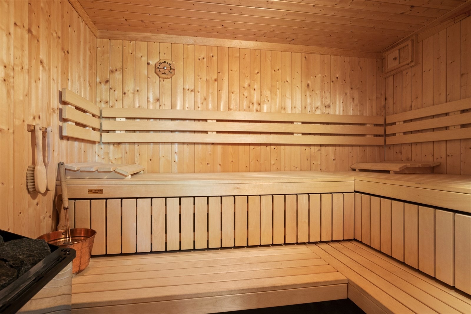 Med en flott, plassbygget badstue og et bad - perfekt etter en dag på sjøen. Galleribilde