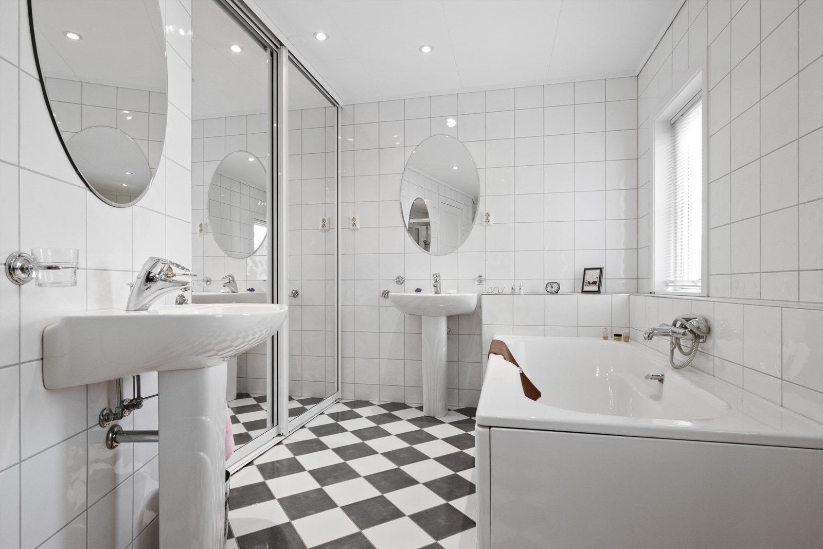 Badet i denne etasjen er flislagt med varmekabler og inneholder både badekar, dusjkabinett og opplegg for vaskemaskin. Galleribilde