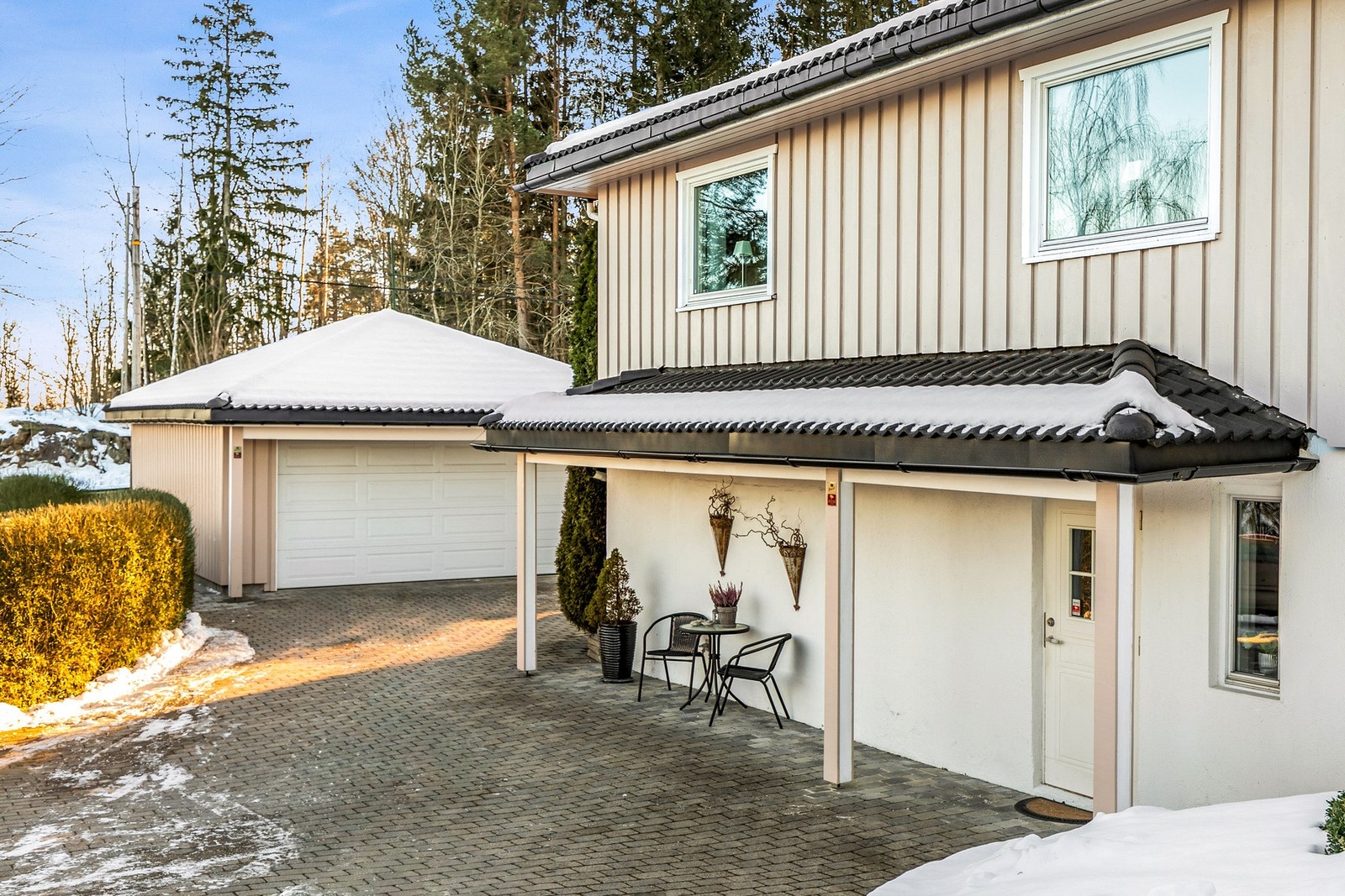 Gårdsplassen er lagt med belegningsstein Galleribilde