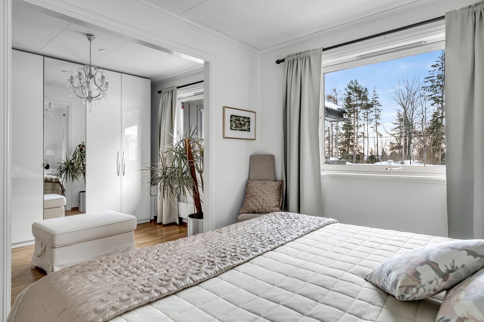 Soverommet har godt med skapplass og mye lysinnslipp Galleribilde