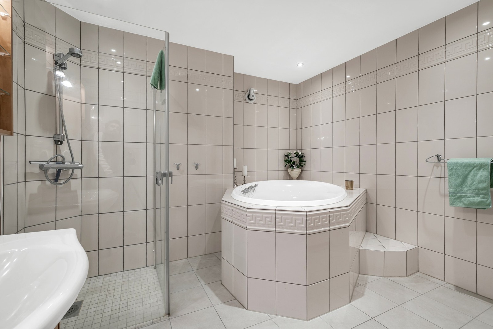 Stort og romslig bad med både badekar og dusjhjørne Galleribilde