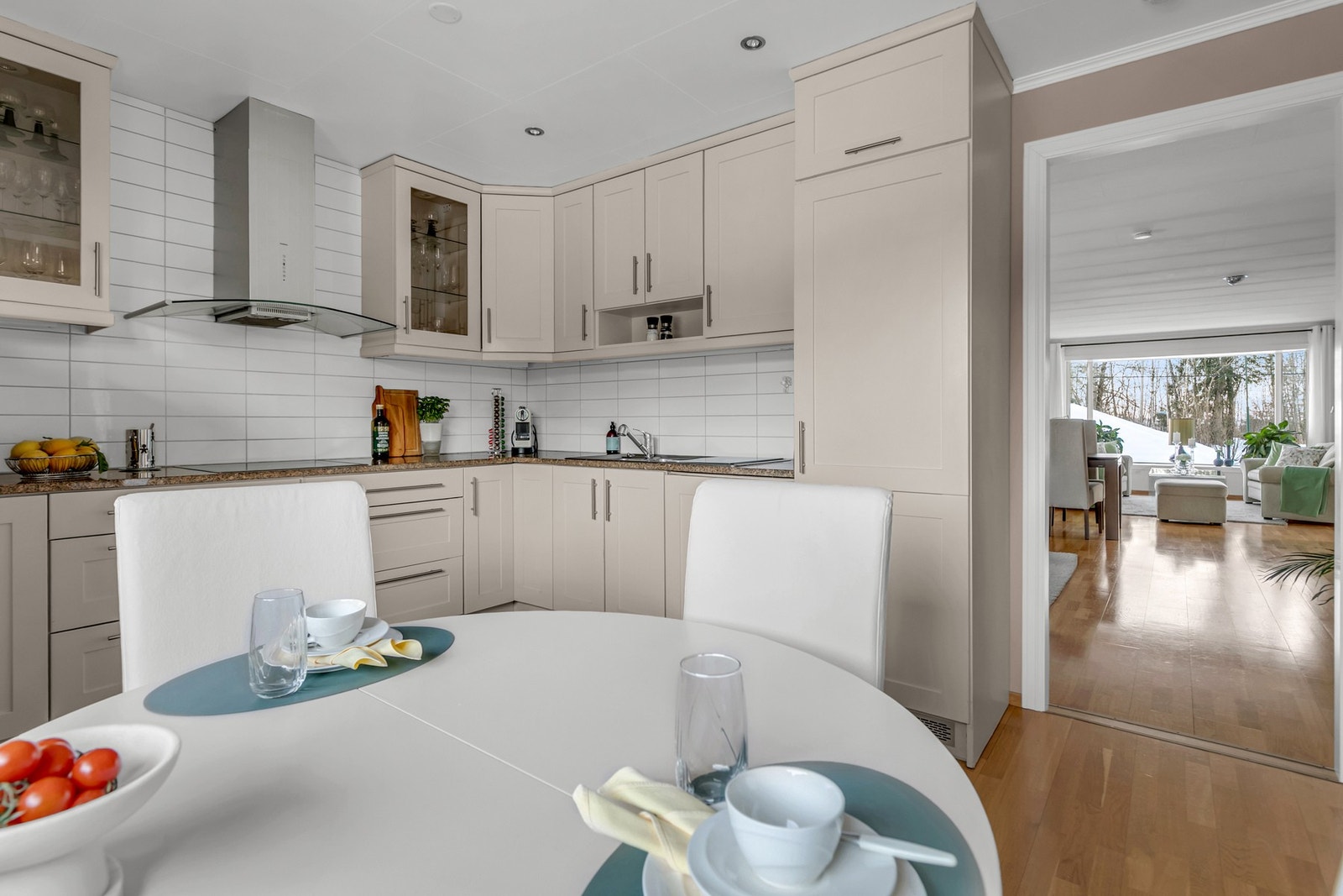 Videre tar man seg fra kjøkkenet til stuen Galleribilde