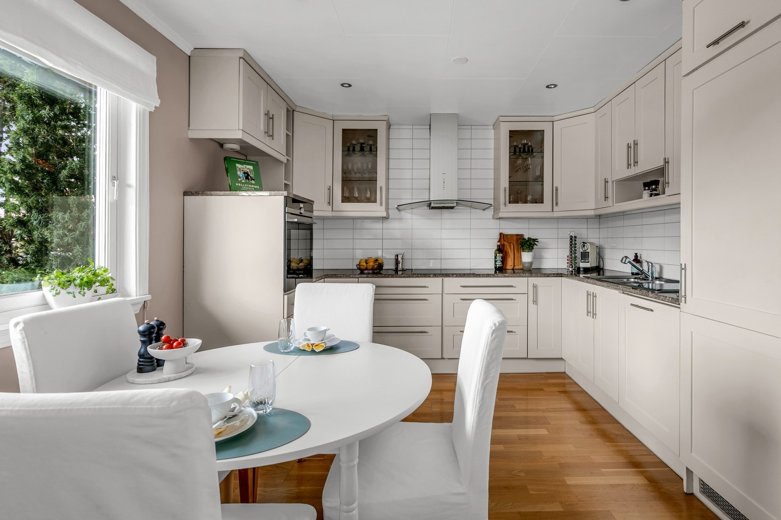 Kjøkkenet har spiseplass og godt med skapplass Galleribilde