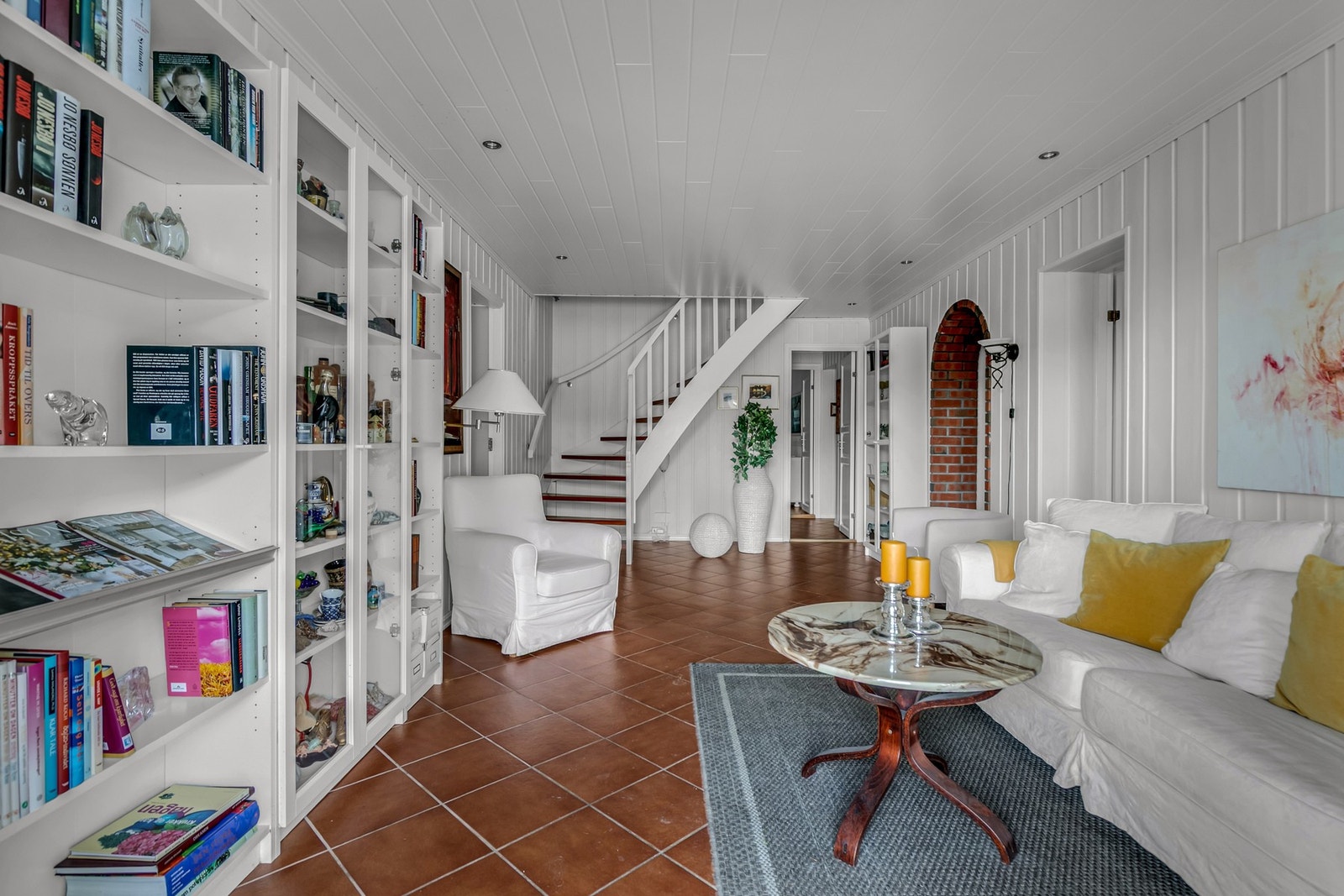 Her har man et stor allrom hvor man blant annet kan nyttes som en ekstra stue eller en hyggelig lesekrok Galleribilde