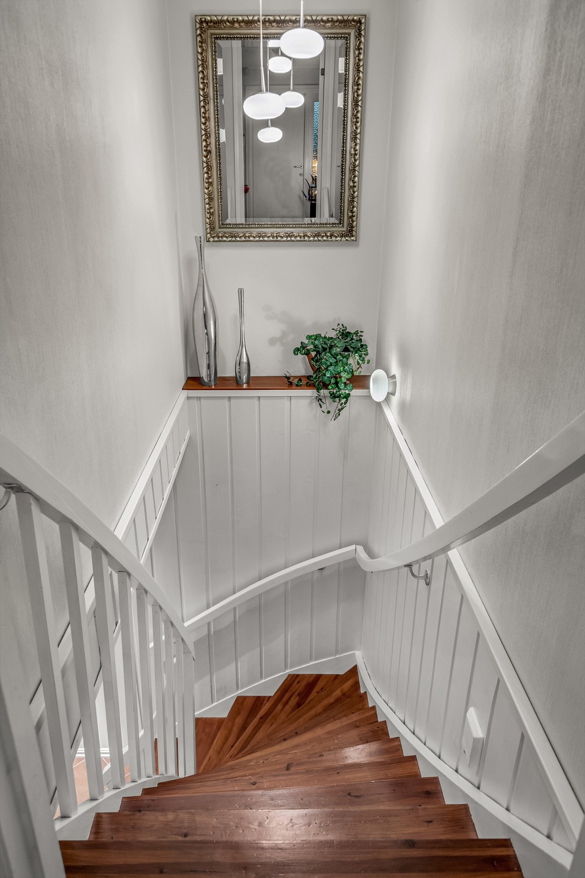 Trappeløpet fra hovedetasjen og ned til underetasjen Galleribilde