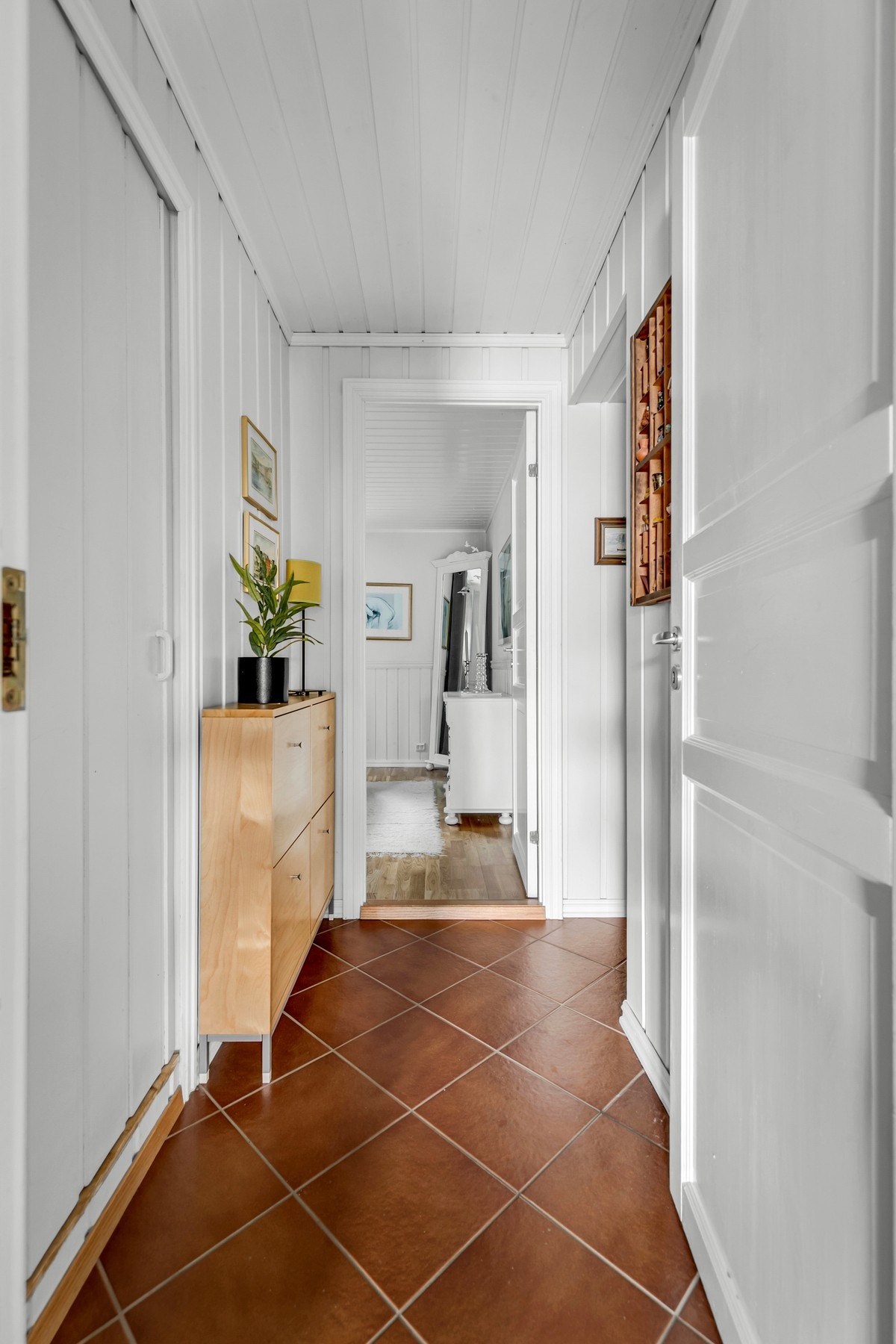 Gangen som fører deg fra stue/entré til soveromsdelen Galleribilde