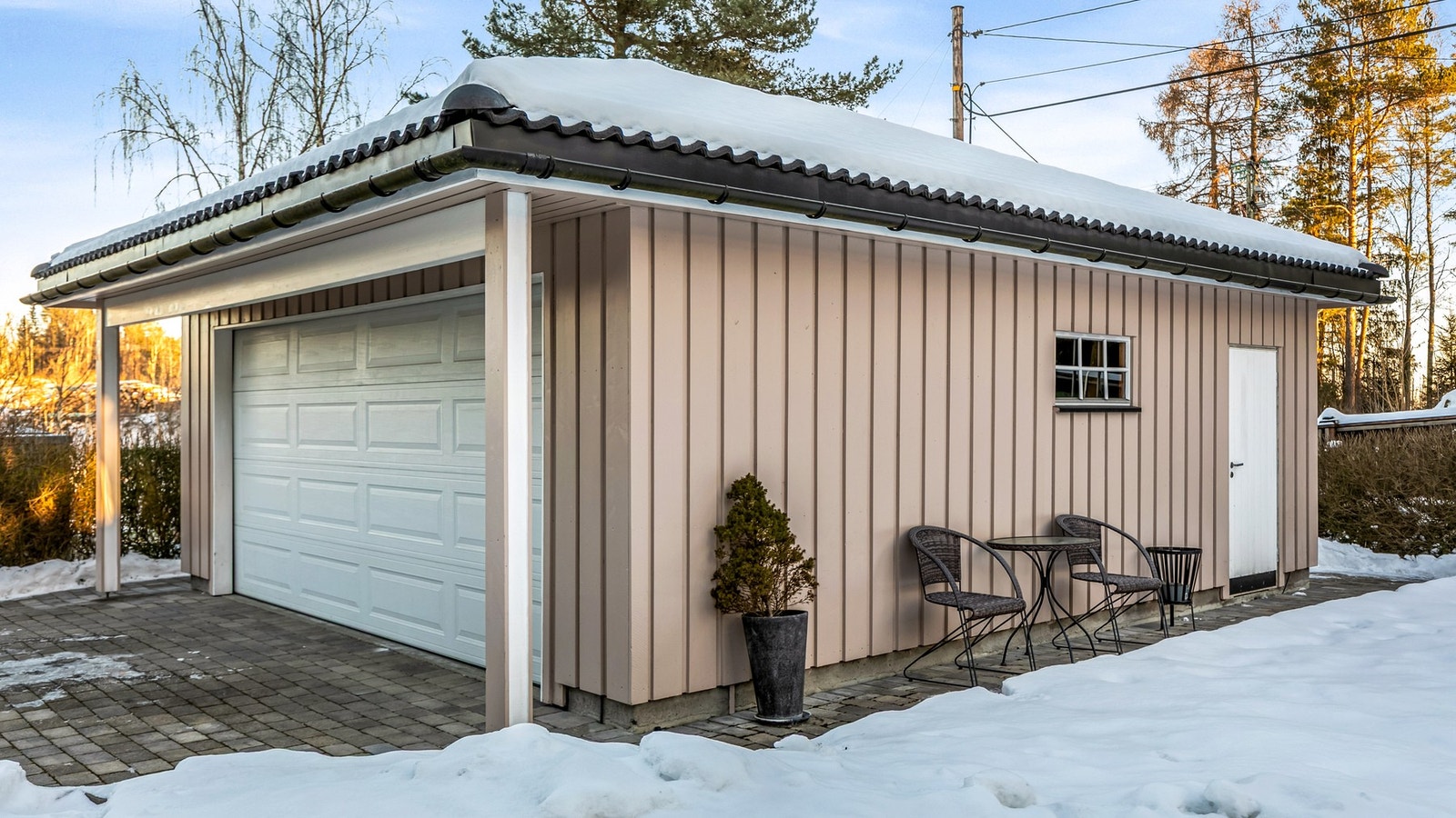 Dobbelgarasje med elbillader Galleribilde