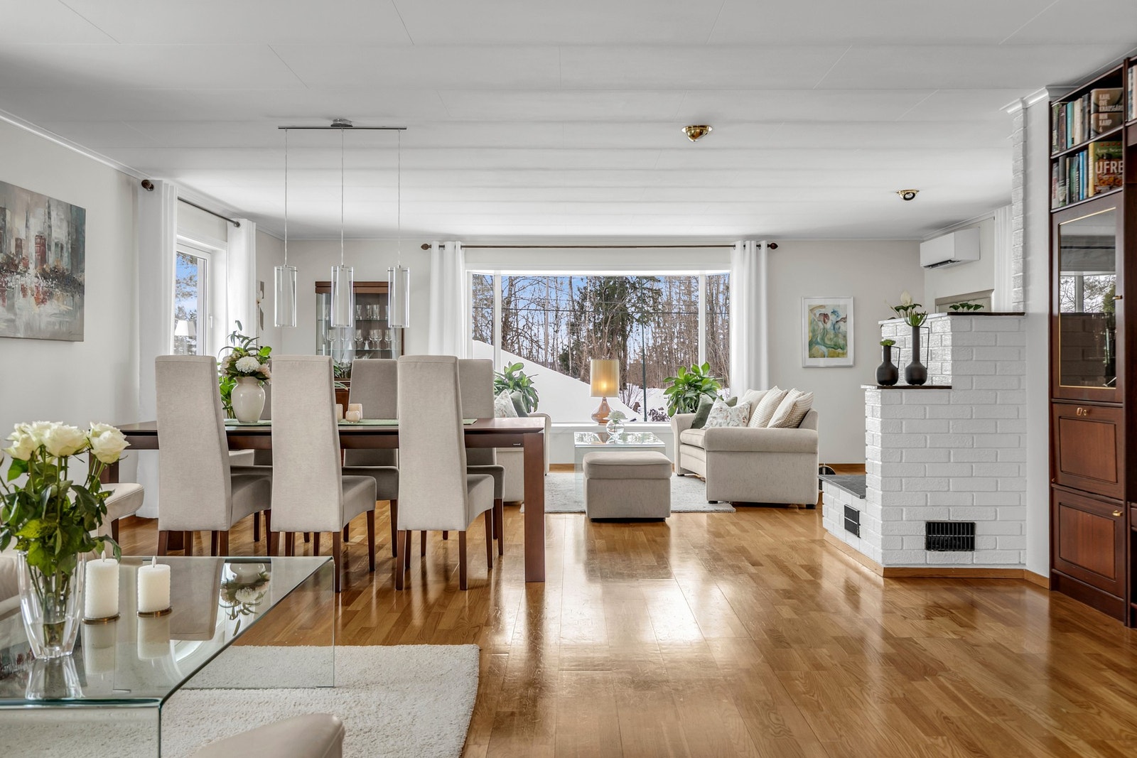 Sentralt i stuen er det en stor åpen peis | I tillegg er det nylig montert varmepumpe Galleribilde