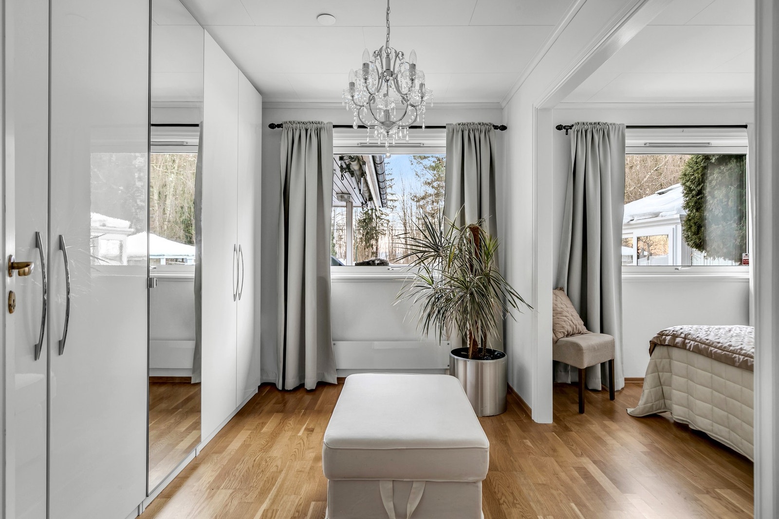 Nåværende eier har slått sammen to av soverommene til ett stort rom Galleribilde