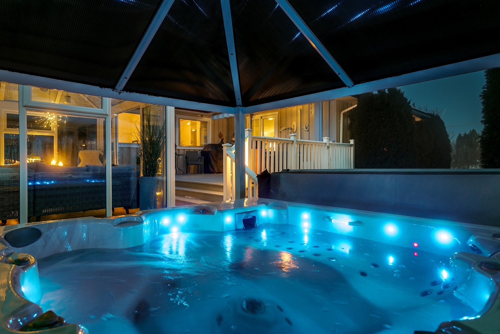 I tillegg til vinterstue medfølger det også et jacuzzi med overbygget tak Galleribilde