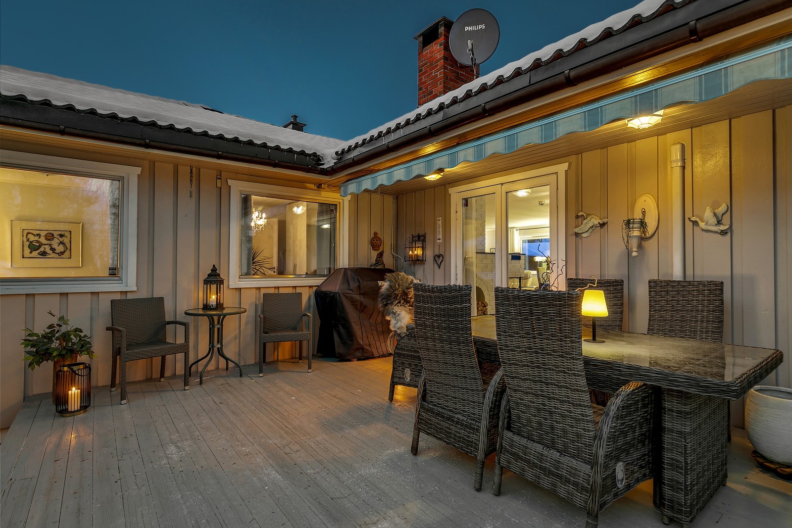 Terrassen er stor hvor man også kan trekke over markisen Galleribilde