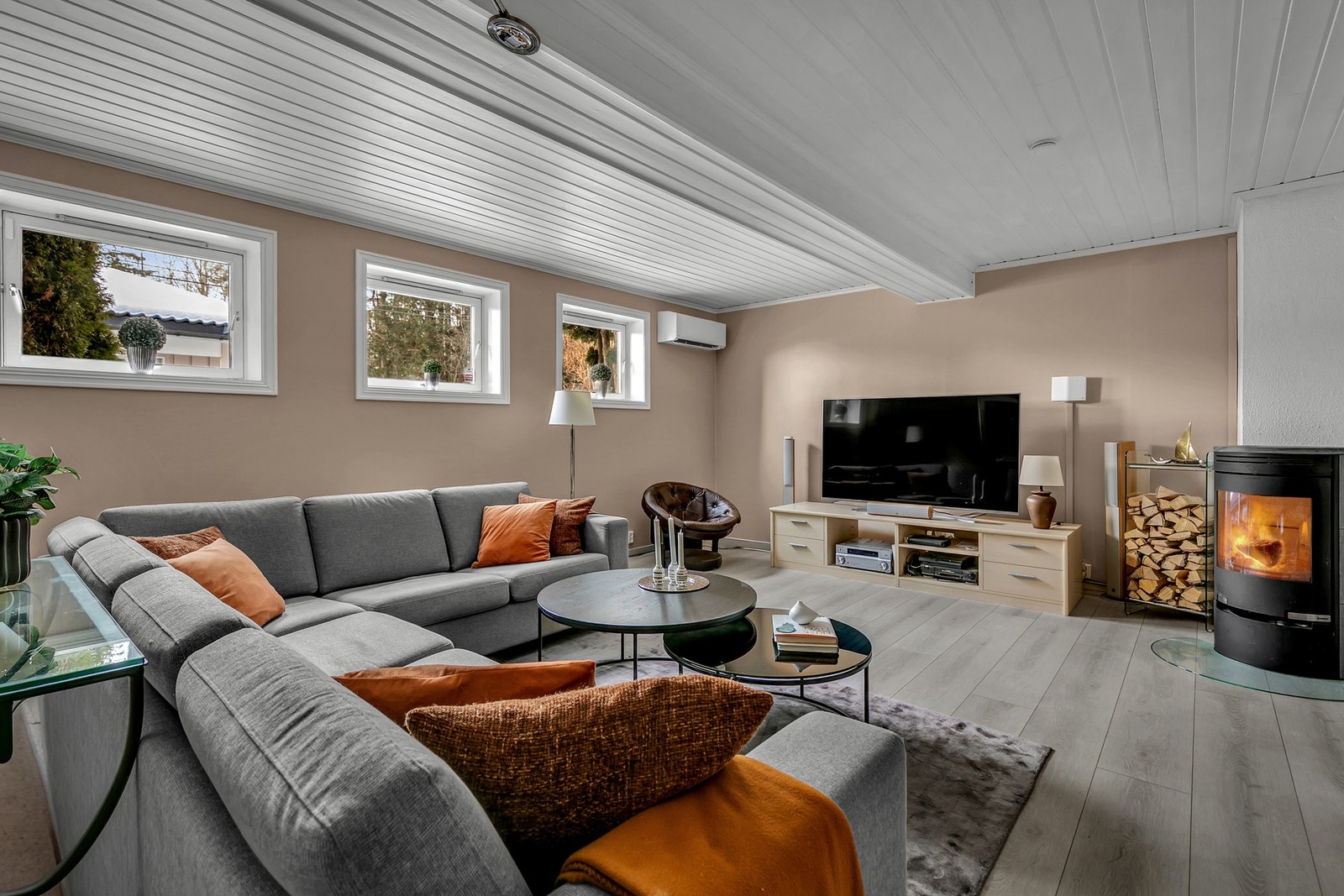 Tiltalende kjellerstue, en perfekt oppholdsplass for storfamilien Galleribilde