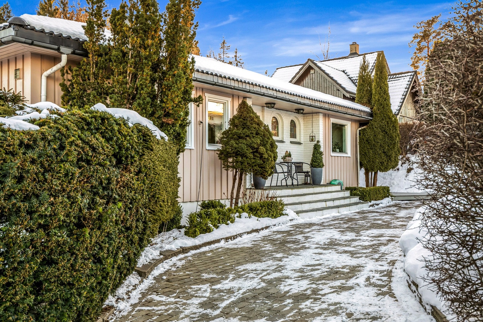 Tomten er parkmessig opparbeidet med flere sosiale soner Galleribilde