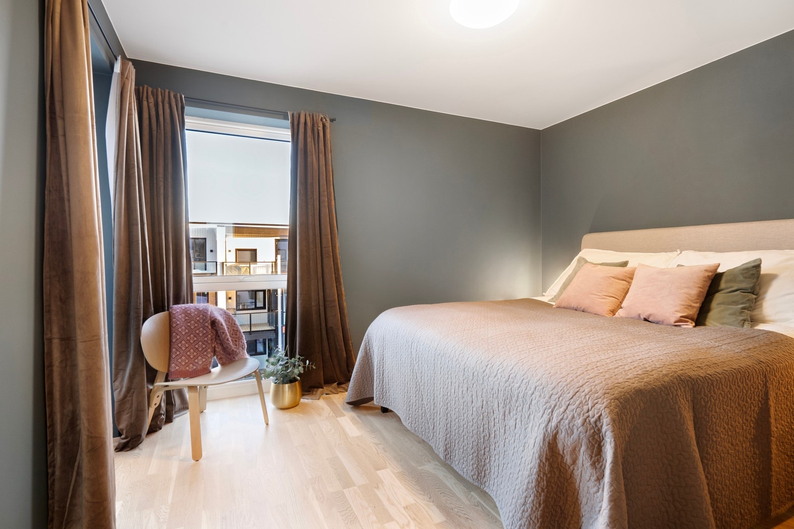 Romslig hovedsoverom med god plass til dobbeltseng Galleribilde