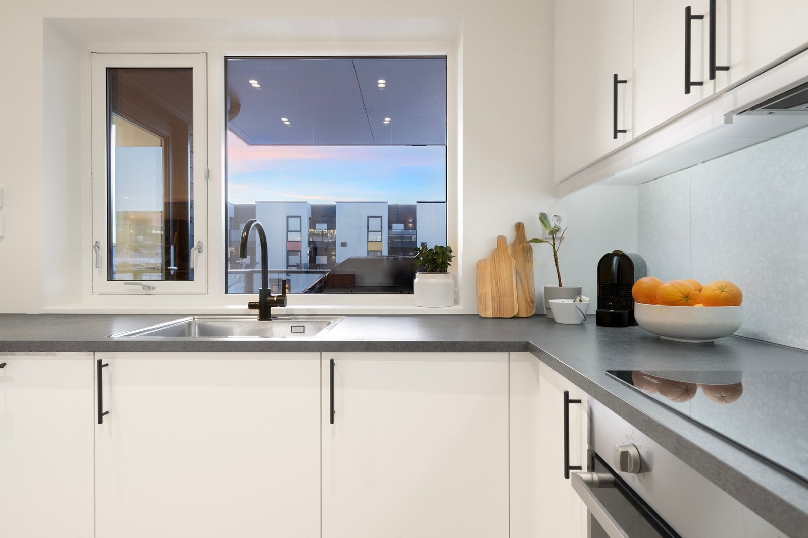 Lyst og moderne kjøkken - Godt utbygget med god skap- og benkeplass Galleribilde