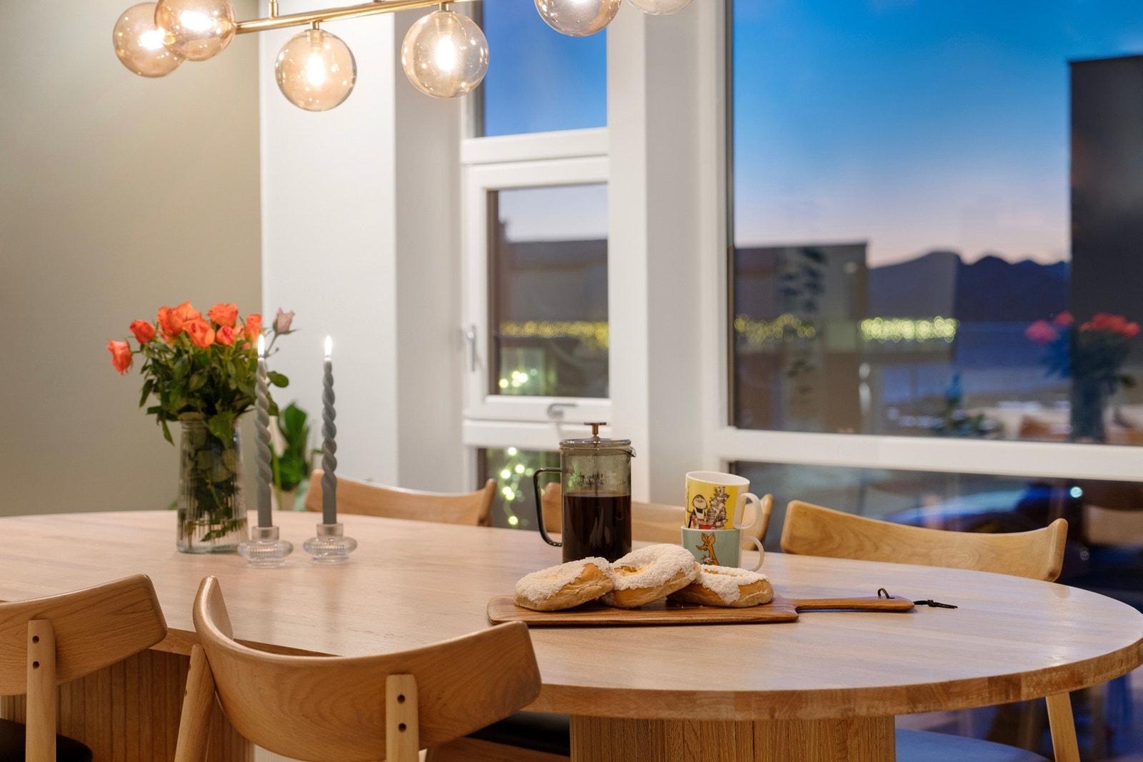 Store vindusflater slipper inn godt med naturlig lys i etasjen Galleribilde