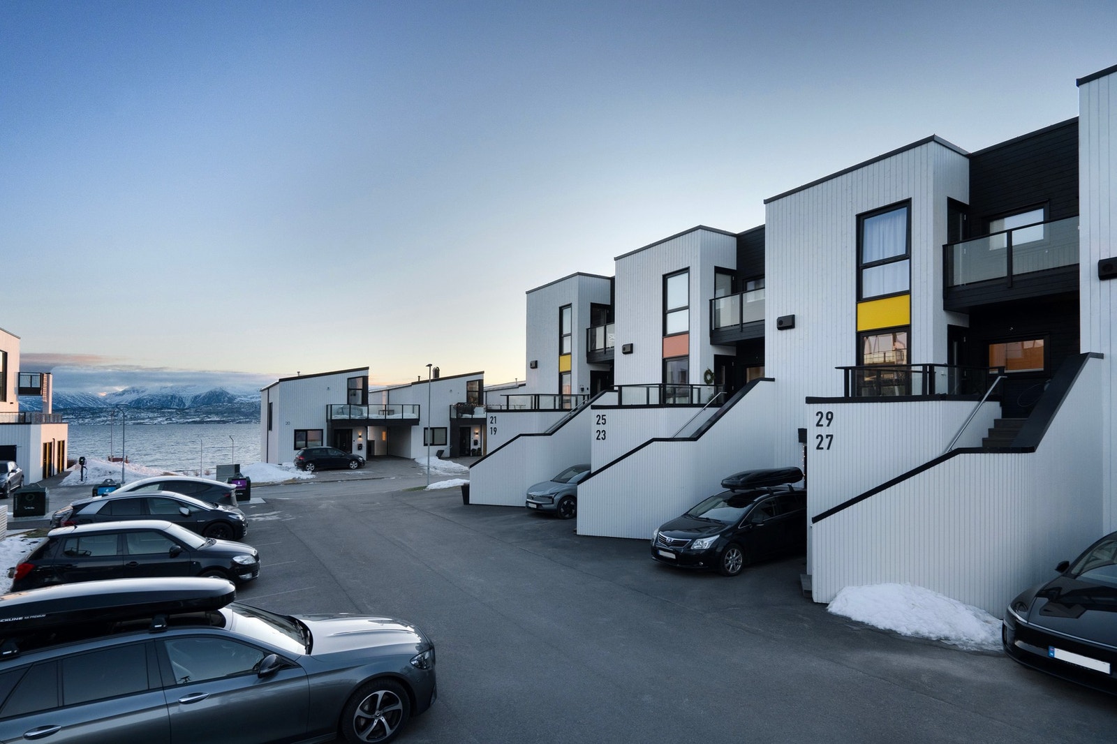 Parkering på felles asfalterte parkeringsplasser. Det er montert el-billader Galleribilde