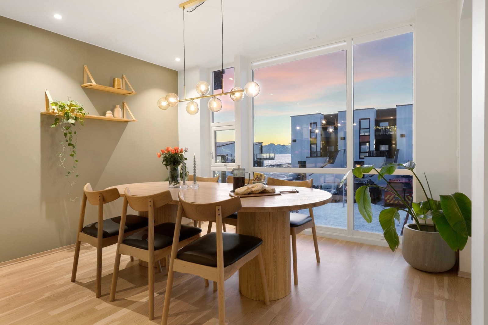 God plass til spisestue i tilknytning til kjøkken Galleribilde