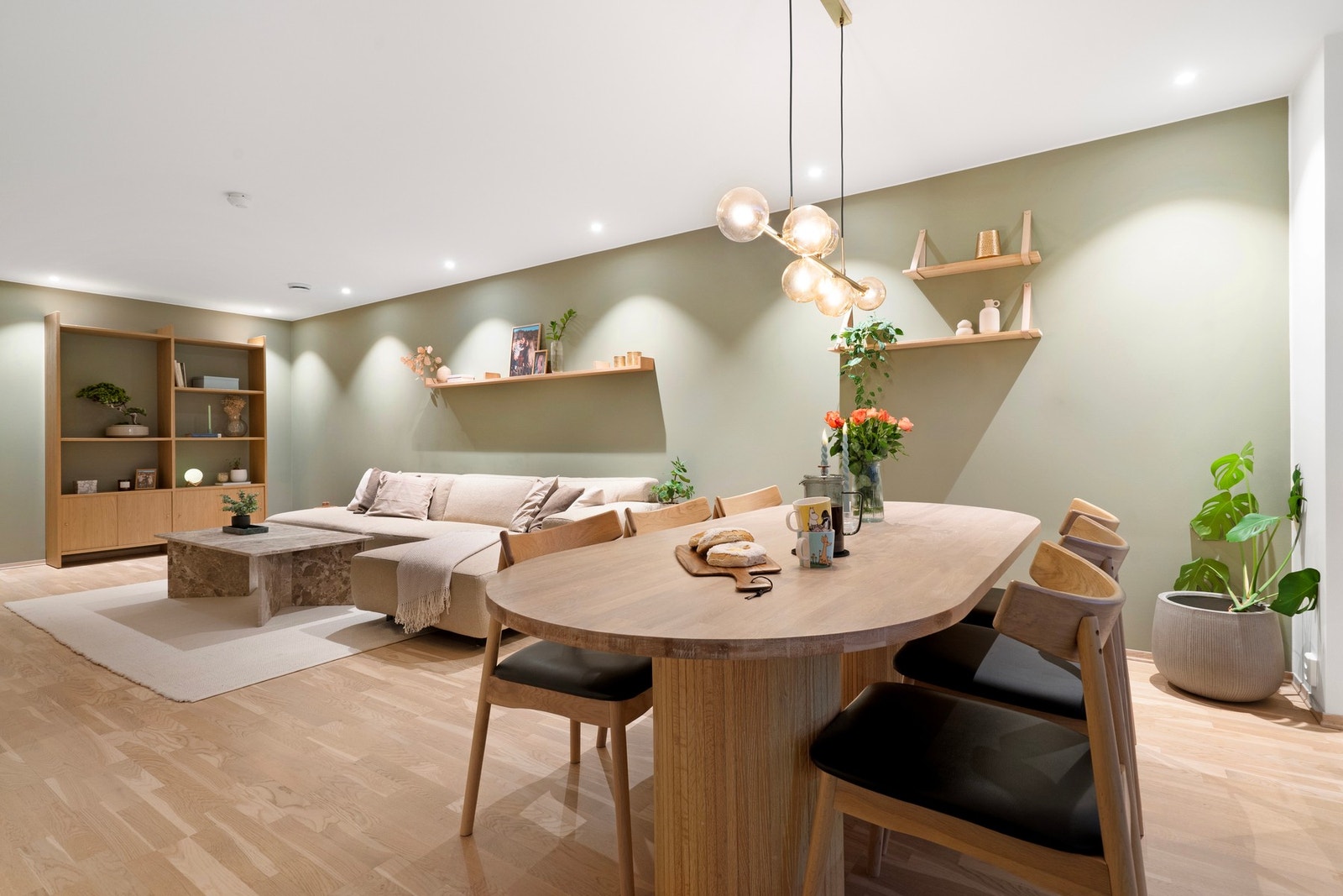 God plass for sosiale stunder rundt spisebordet. Galleribilde