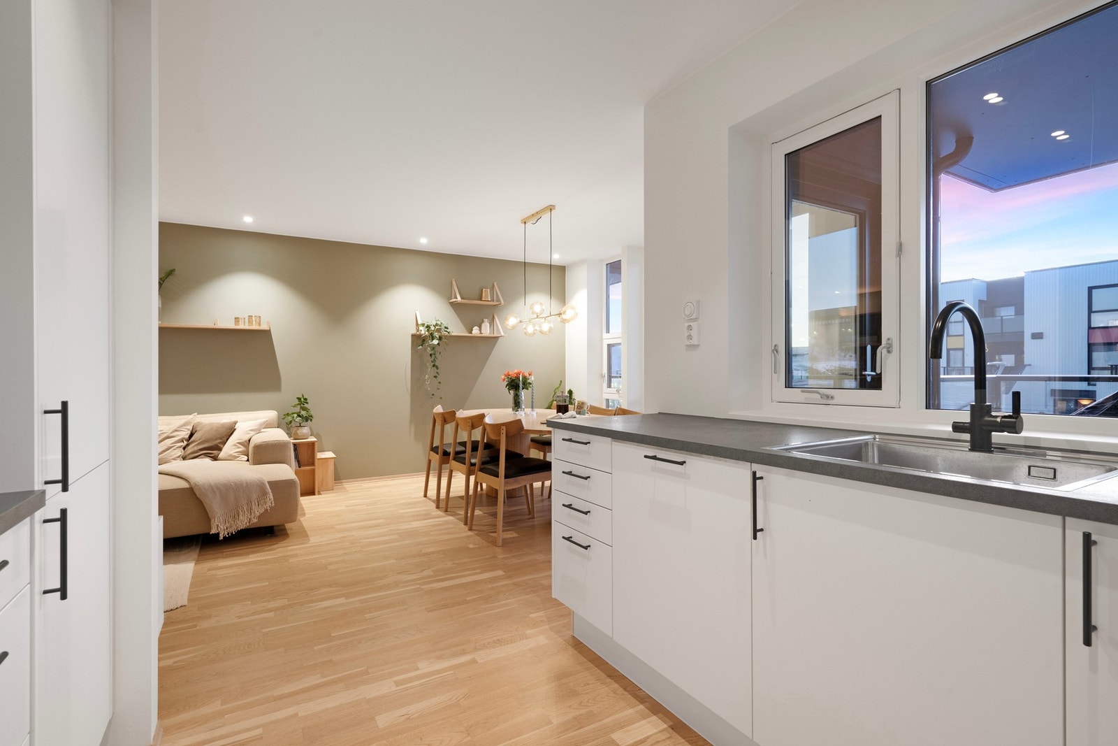 Åpen løsning mot stue/spisestue Galleribilde