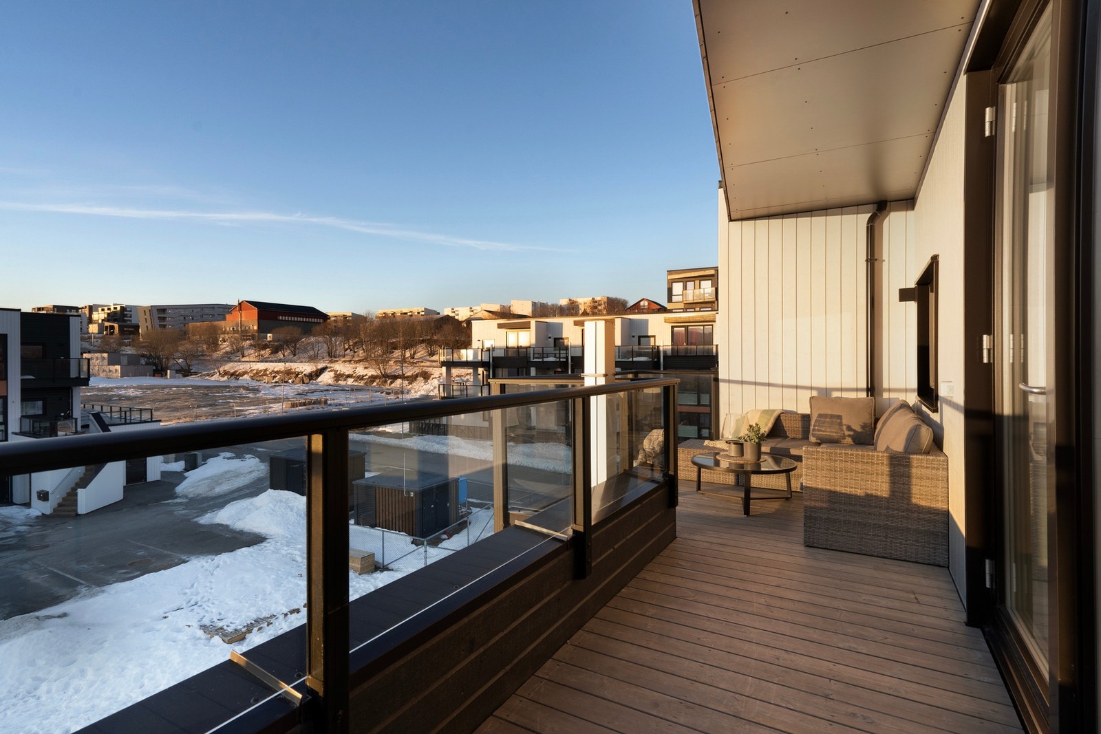 Takoverbygget altan med svært gode lys- og solforhold Galleribilde