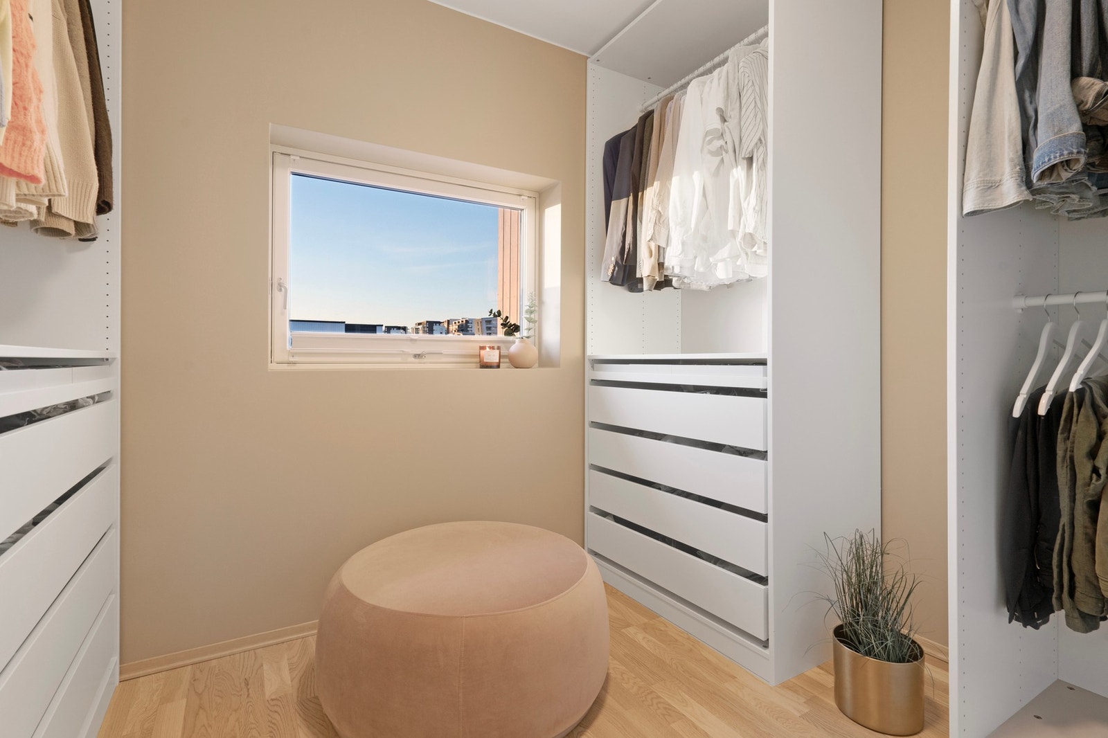 Soverom nr. 3 benyttes i dag som walk-in closet. Galleribilde