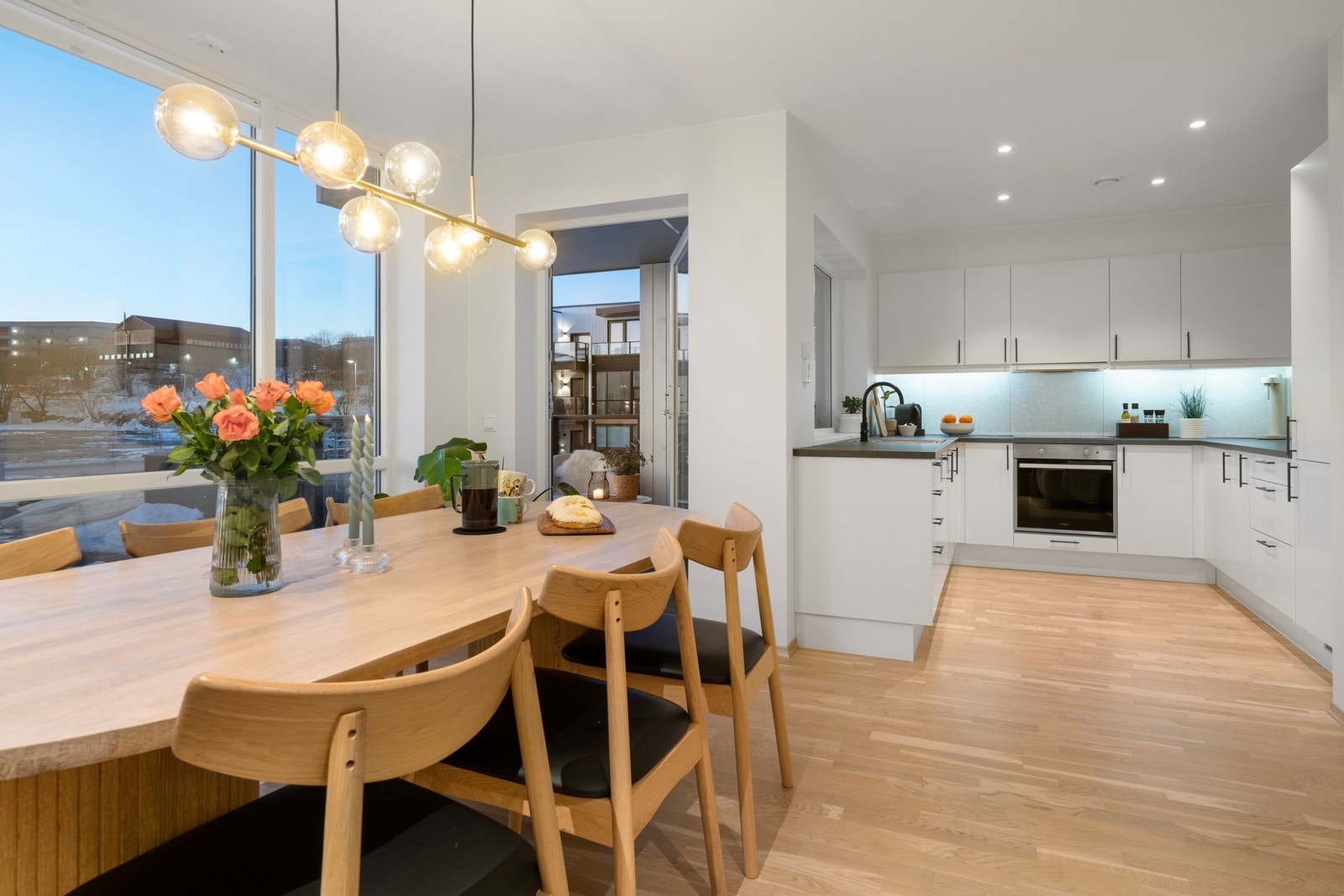 Fra spisestuen er det utgang til takoverbygget altan Galleribilde