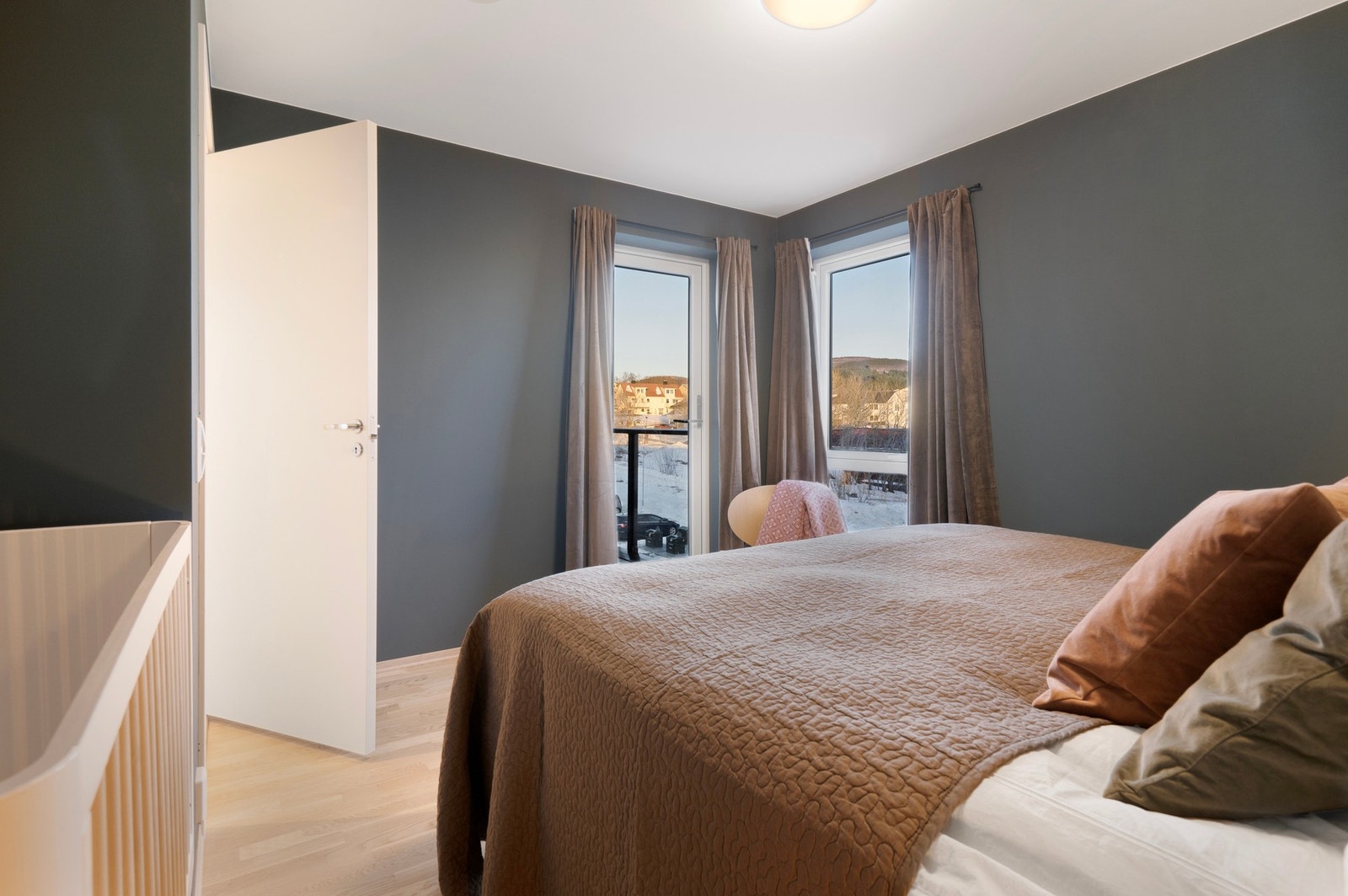 Soverom nr. 2 er malt i tidsriktge fargevalg Galleribilde