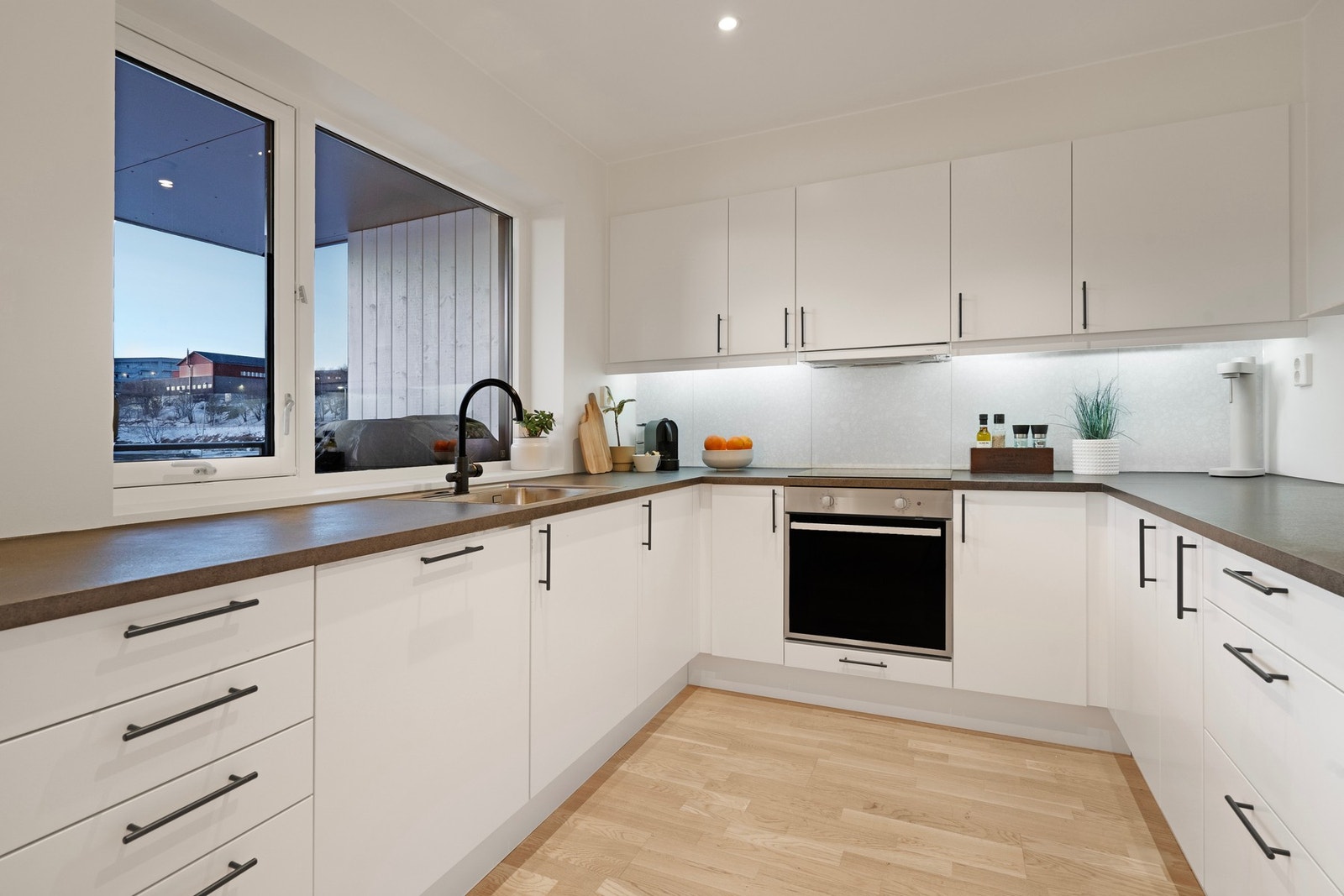 Lyst og moderne kjøkken - Godt utbygget med god skap- og benkeplass Galleribilde