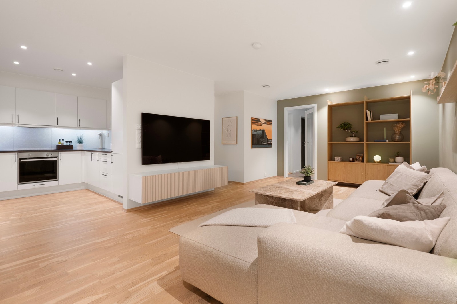 Stuen er malt i behagelige og moderne fargevalg og har parkett på gulvet - Vannbåren varme Galleribilde