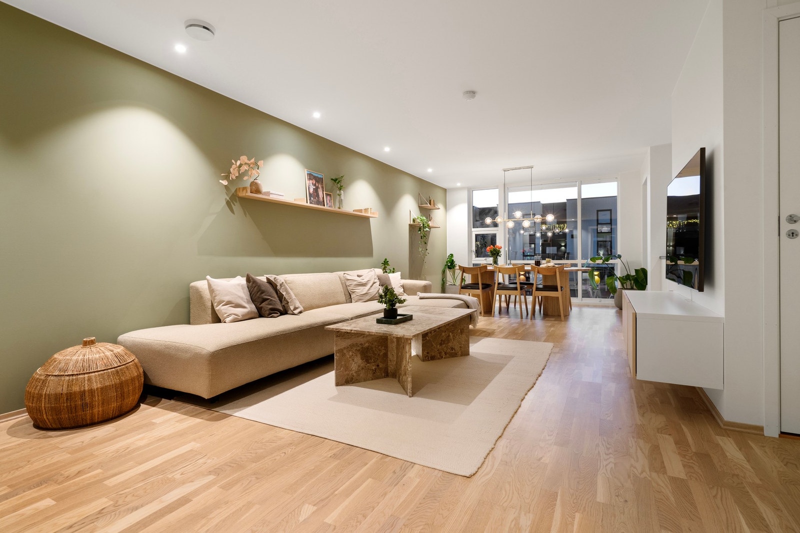 Tiltalende stue med god plass til sofagruppe og spisestue - Vannbåren varme i gulv Galleribilde