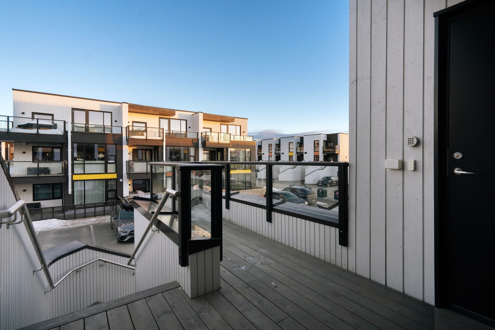 Inngangsparti med altan - Utebod på bakkeplan Galleribilde