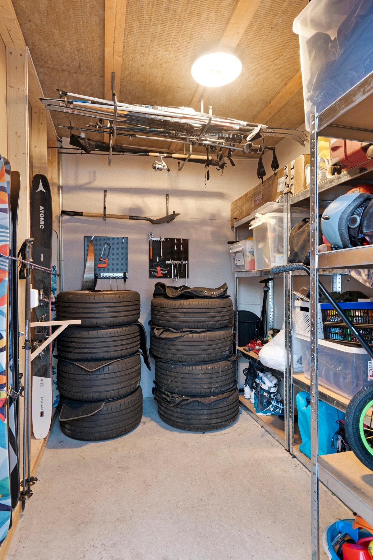 Utvendig sportsbod under trappen. Galleribilde