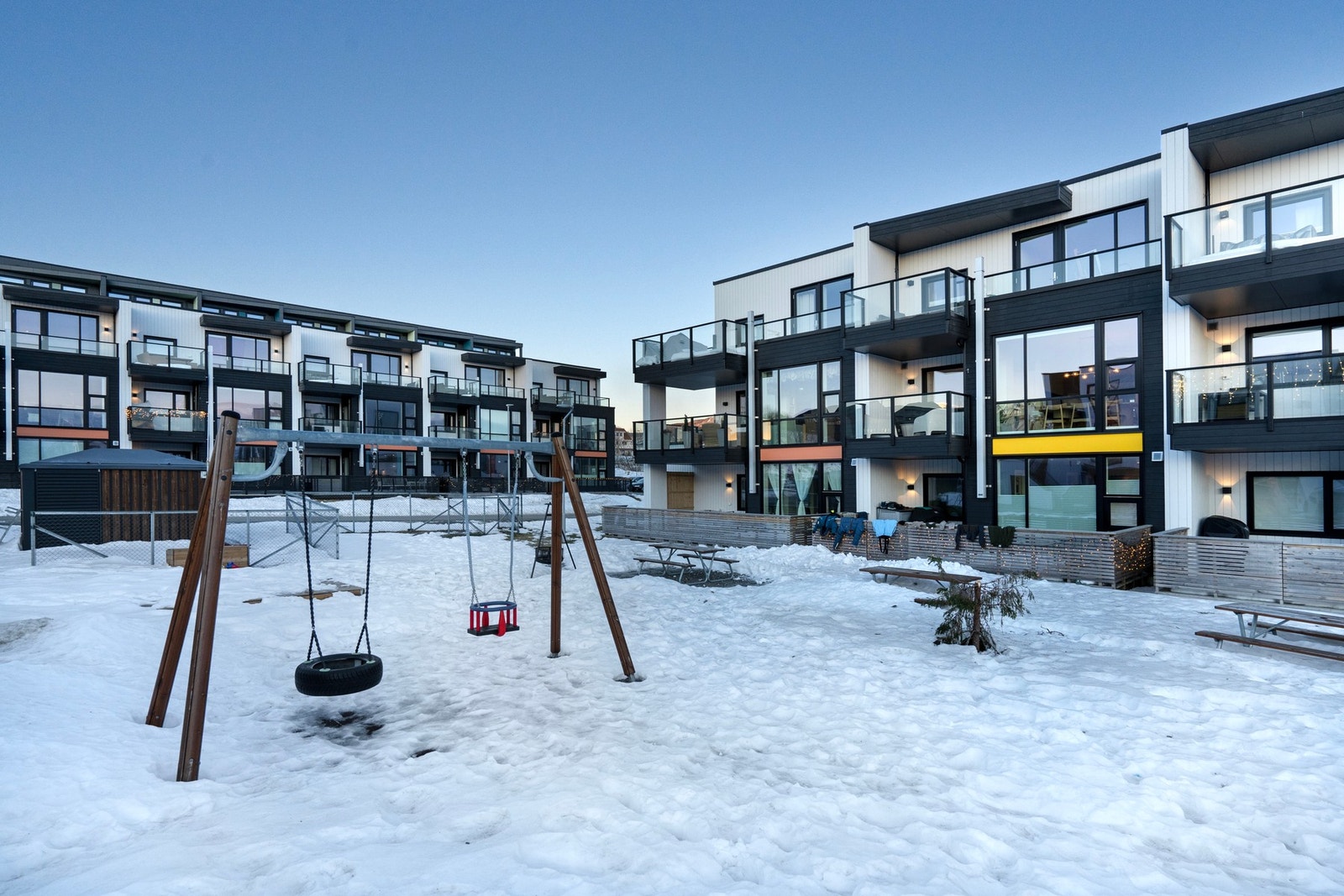 Boligen ligger i et svært barnevennlig område med lekeplass rett utenfor. Galleribilde