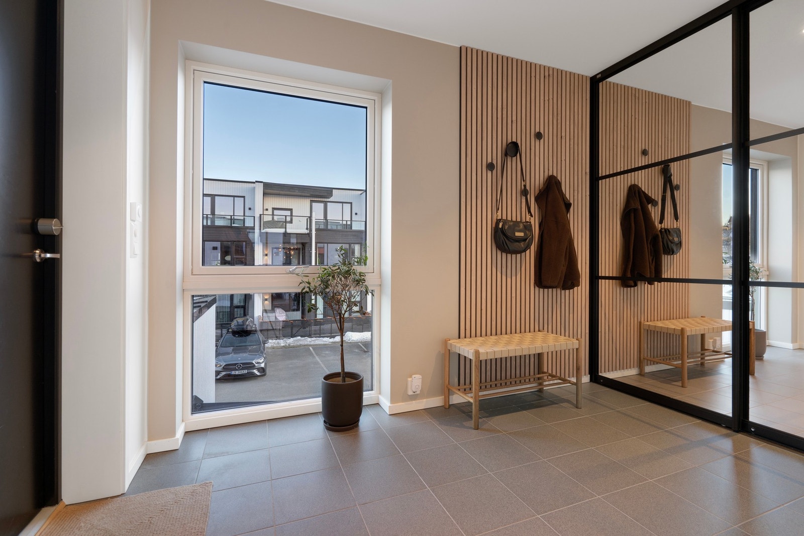 Velkommen inn! - Entré med skyvedørsgarderobe - Varme i gulv Galleribilde