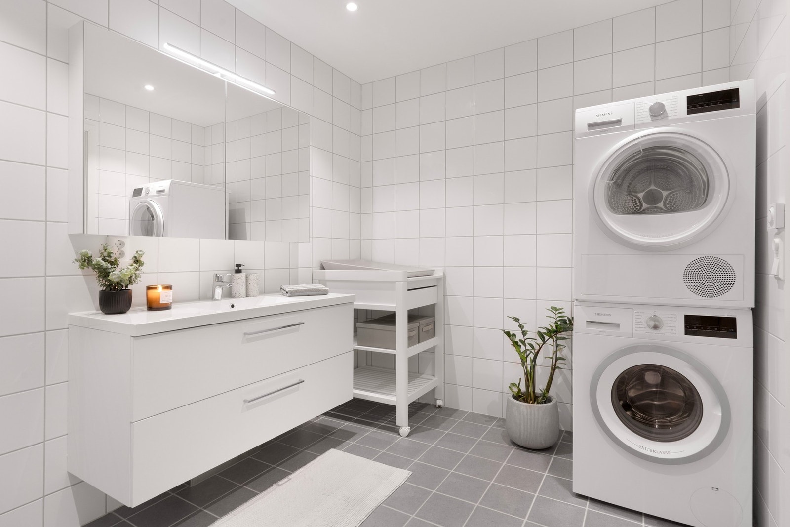 Flislagt bad i klassik og tidløs utforming, med vannbåren varme i gulvet - Oppleves som romslig Galleribilde