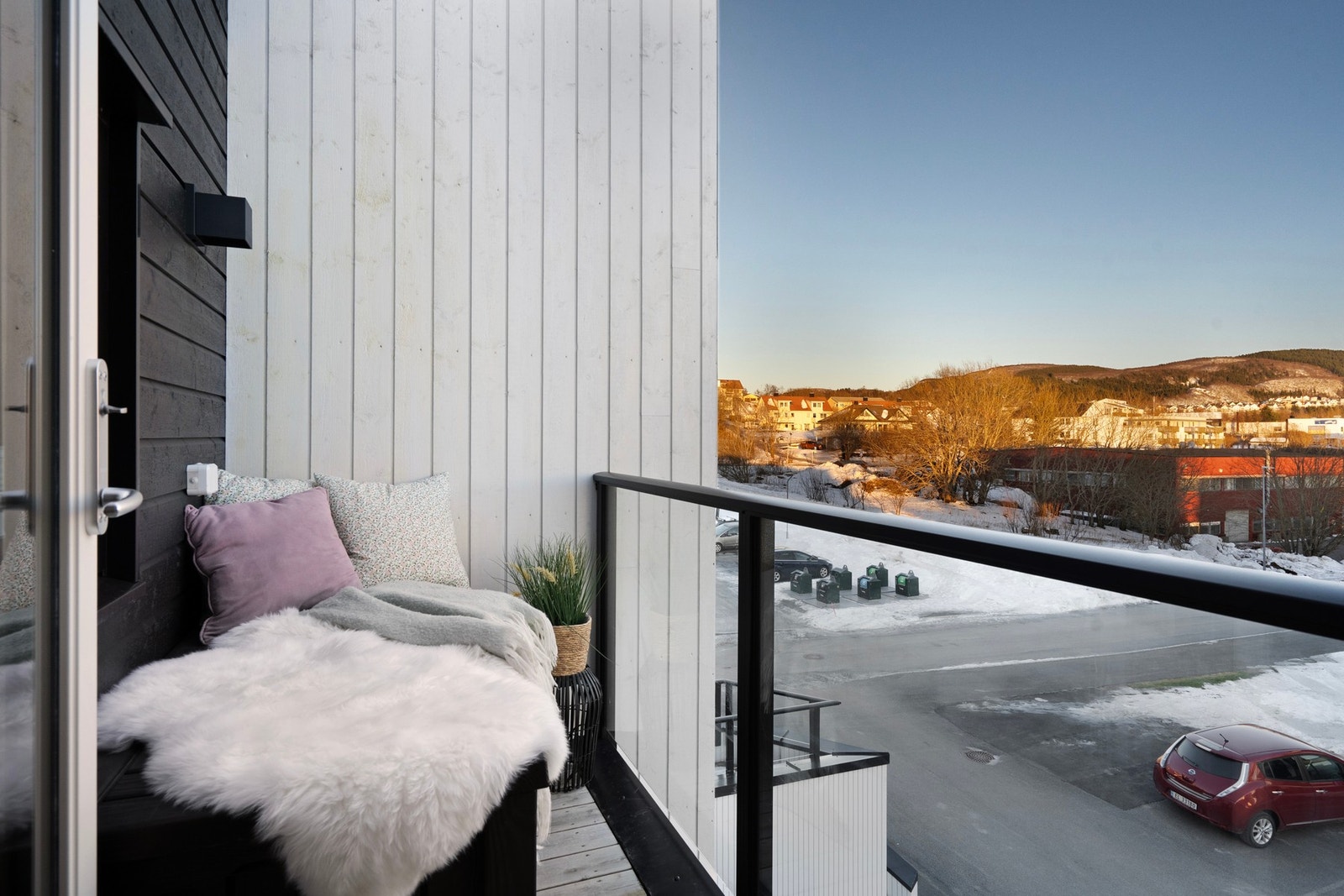 Her kan man nyte morgensolen. Galleribilde