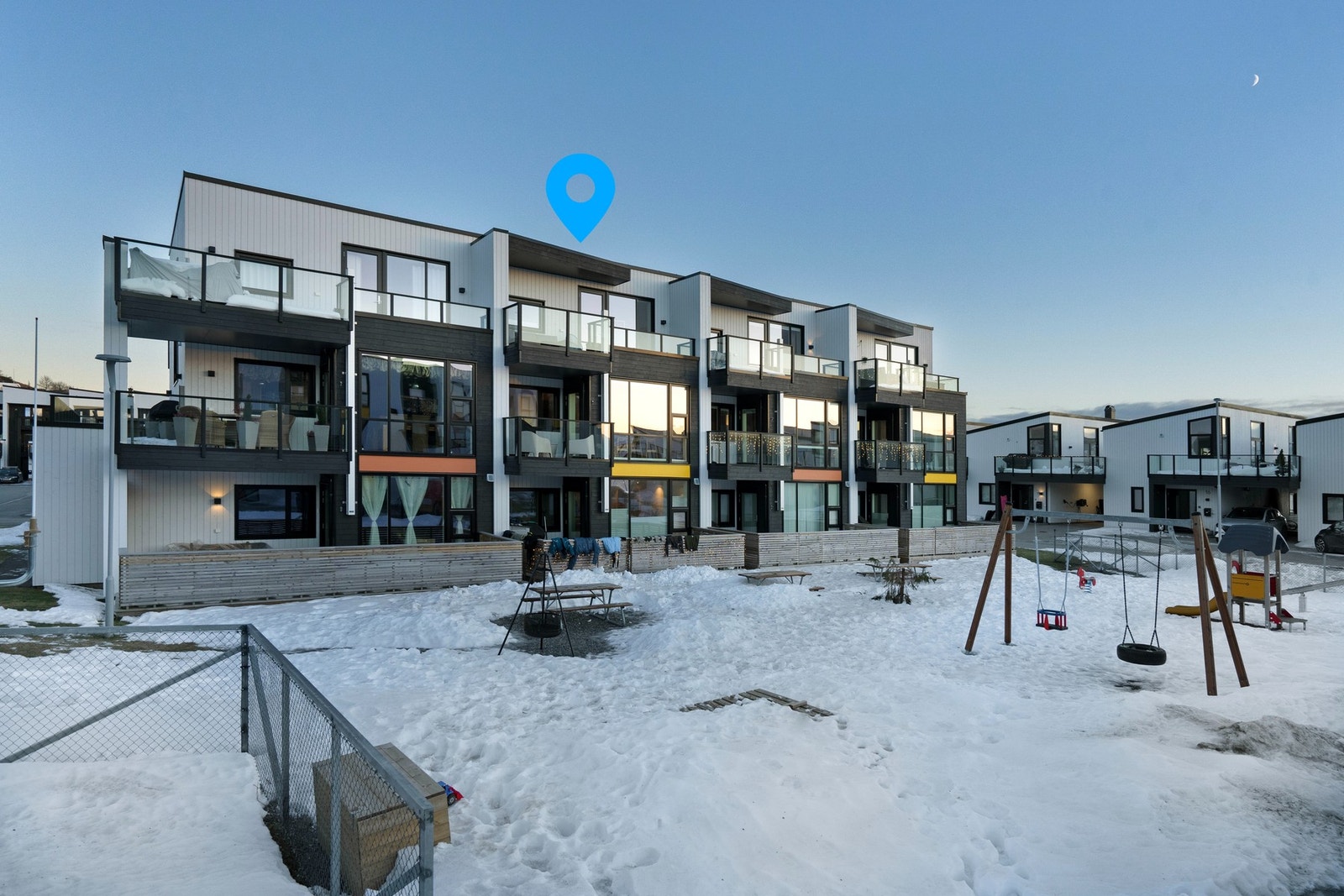 Boligen ligger i et svært barnevennlig område med lekeplass rett utenfor. Galleribilde