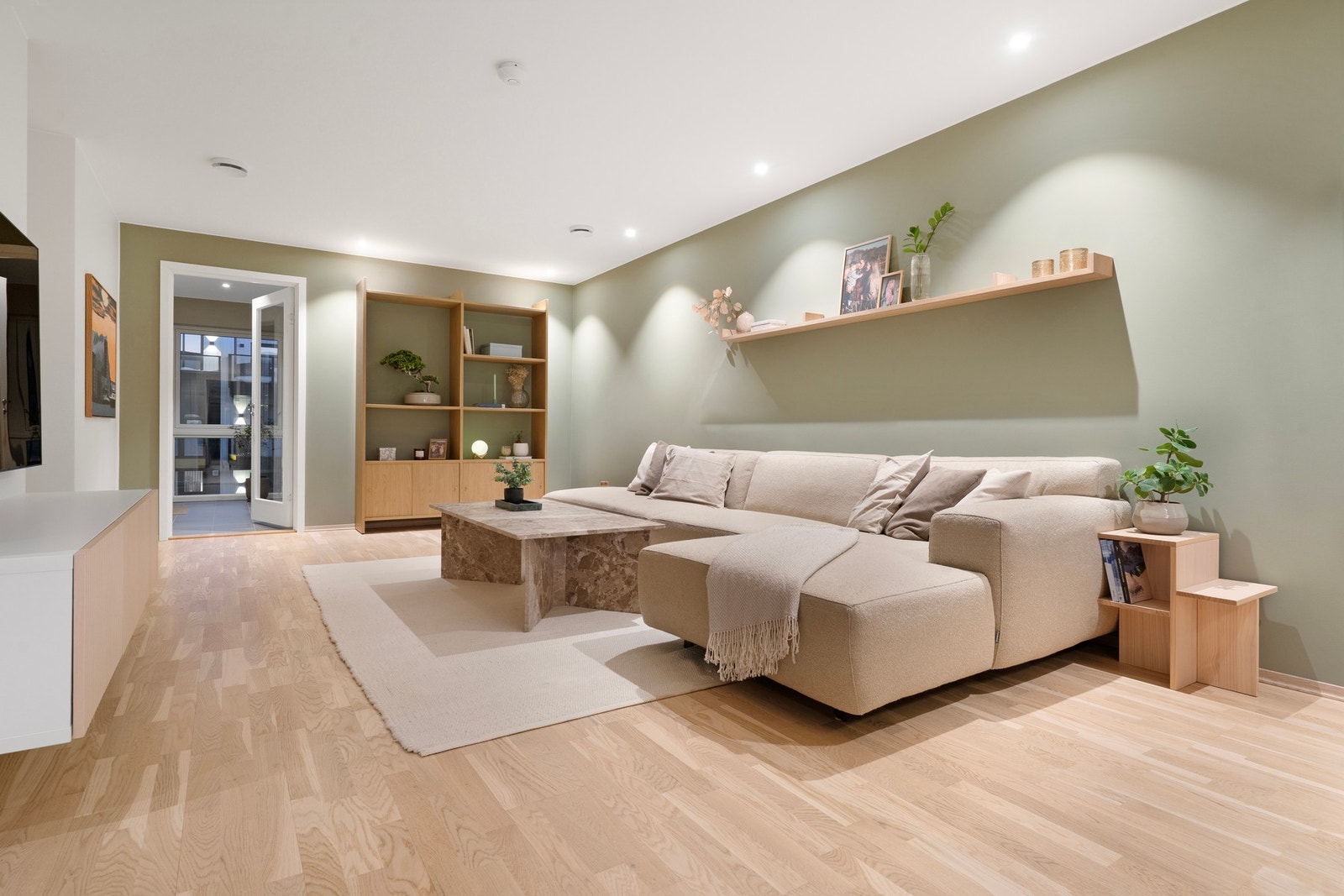 Det er downlight i taket som gir behagelig lys i hele rommet. Galleribilde