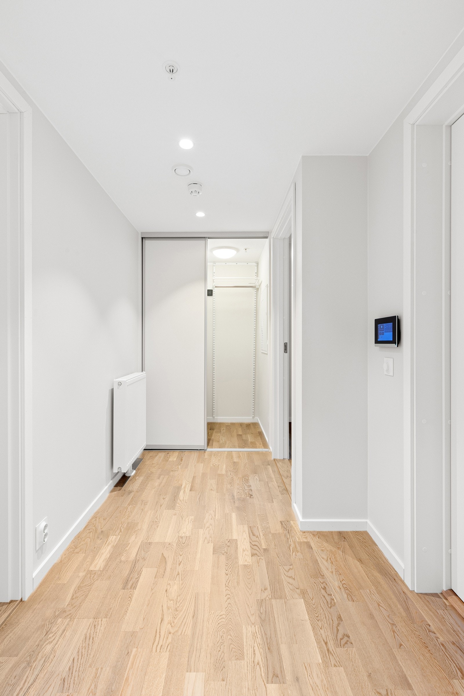 Gang med skyvedørsgarderobe/bod Galleribilde