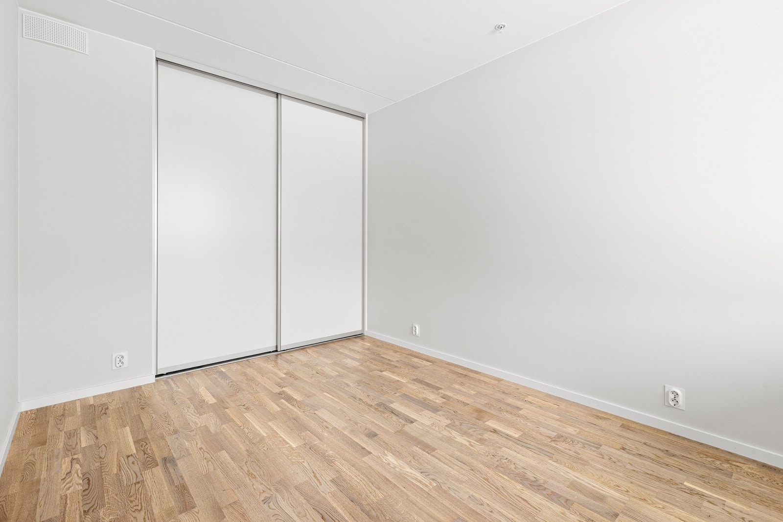 Romslig hovedsoverom med god plass til dobbeltseng - skyvedørsgarderobe er montert - vindu mot vest Galleribilde