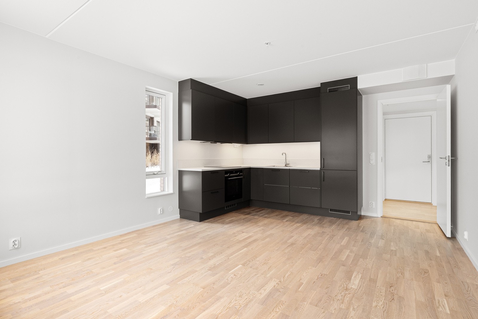 Stue med vindusflater mot 2 sider - god plass til sofagruppe med tilhørende møblement Galleribilde