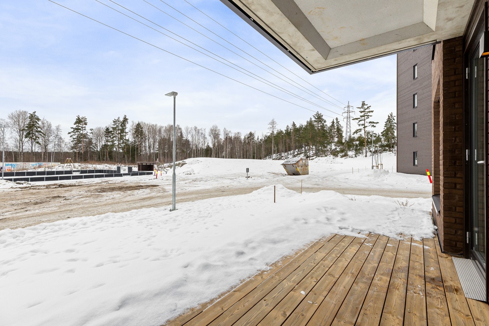 Terrassen måler hele 15 kvm og er belagt med terrassebord - utelys og stikkontakt montert på vegg Galleribilde