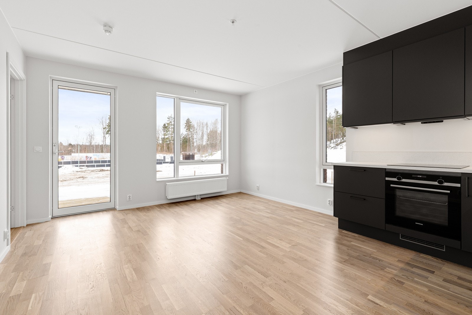 Pent parkettgulv og tidsriktige veggfarger Galleribilde