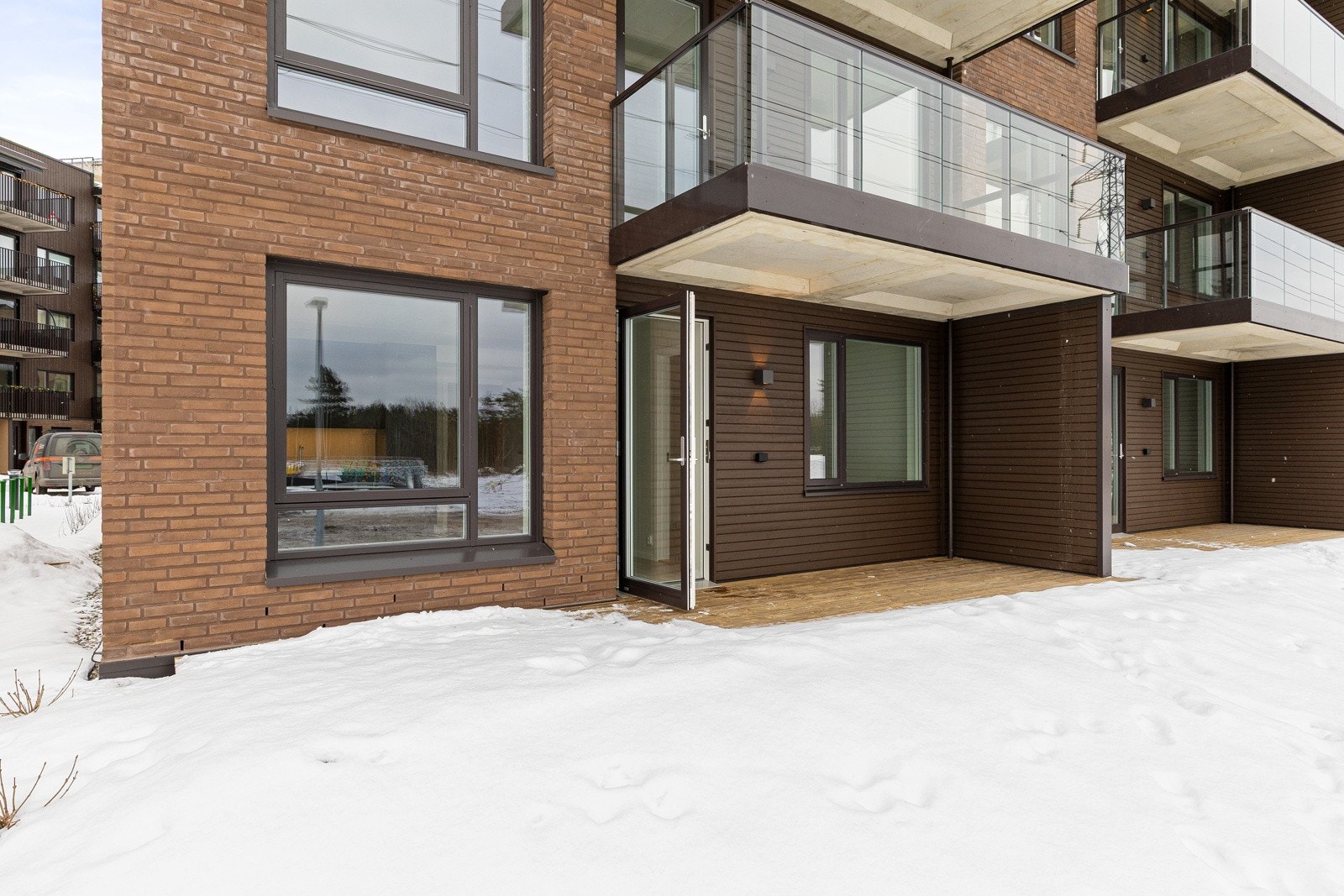 Terrassen ligger mot nordvest og har gode solforhold Galleribilde