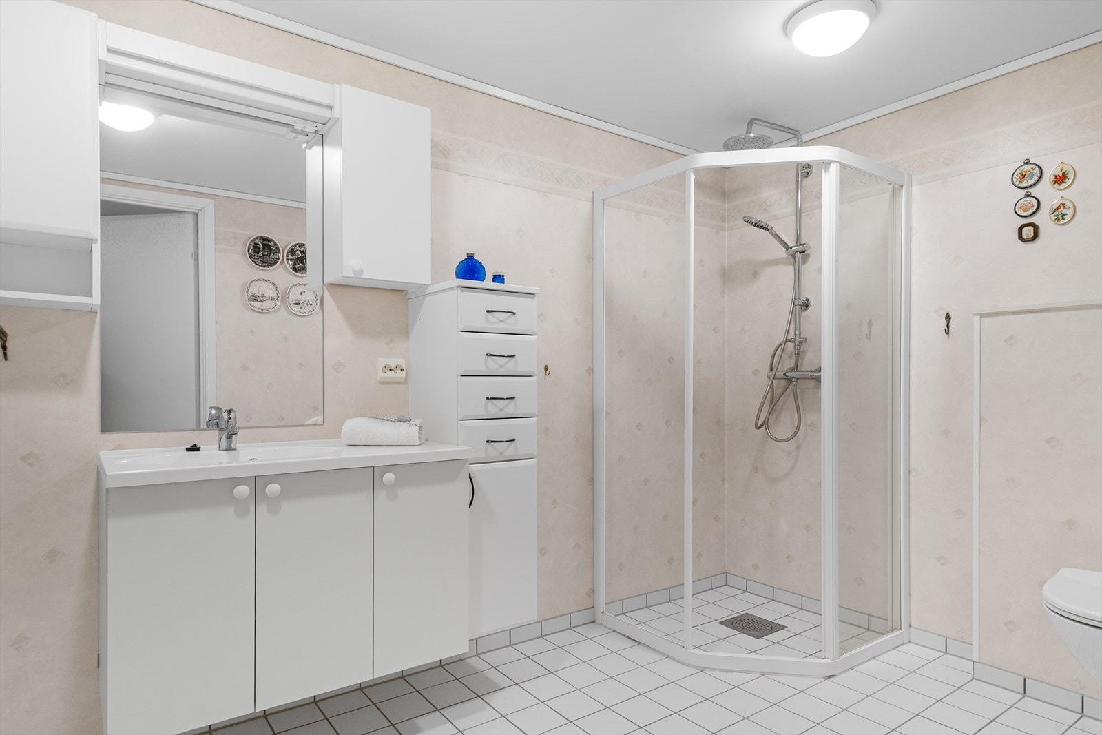 Romslig bad med servant med skapinnredning. Galleribilde