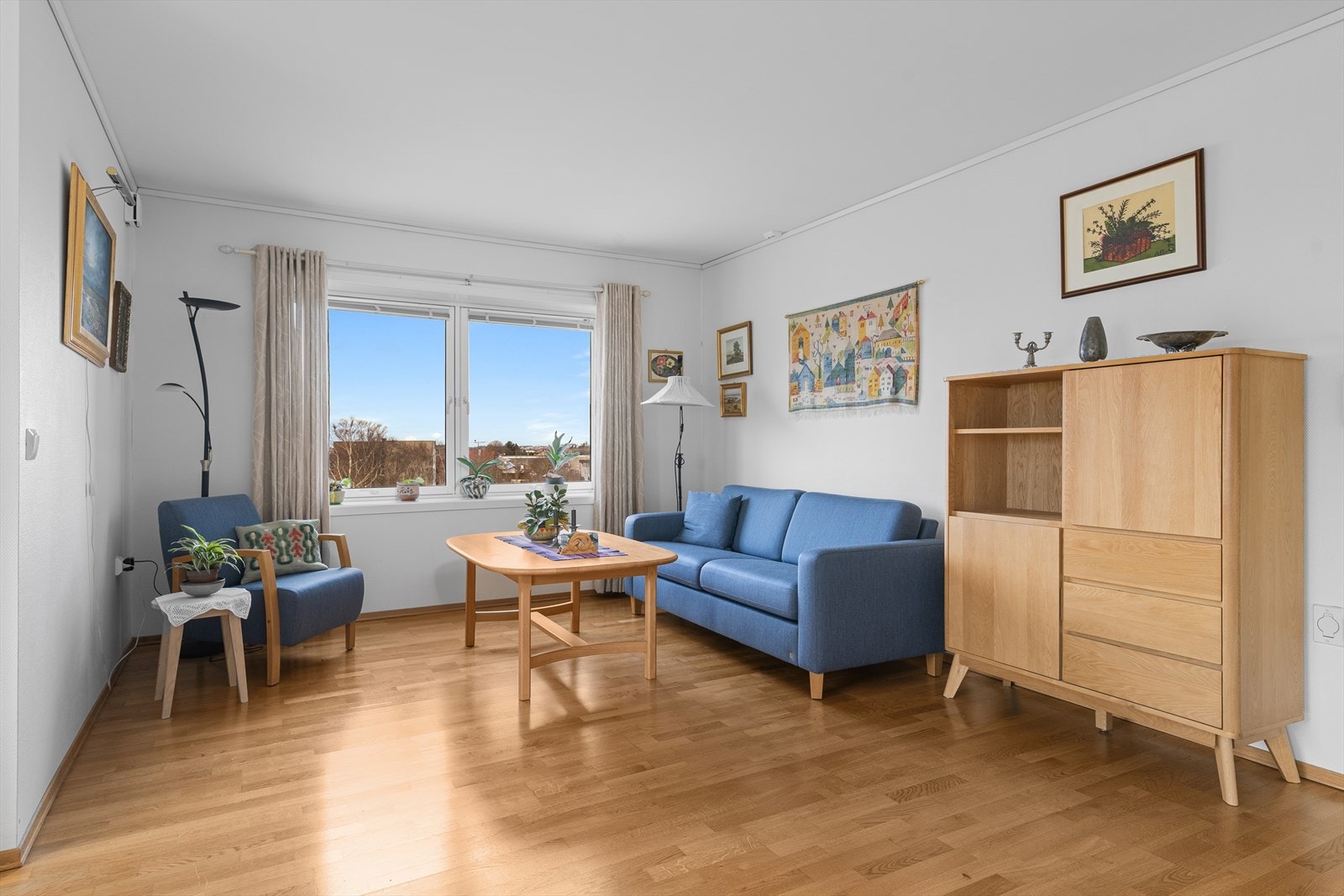 Romslig stue med plass for både sofagruppe og spiseplass. Galleribilde