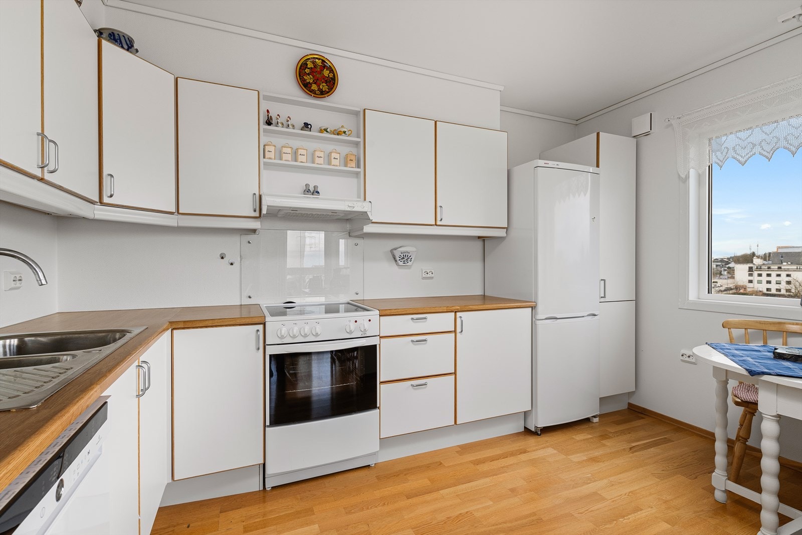 Komfyr og oppvaskmaskin medfølger i salget. Galleribilde