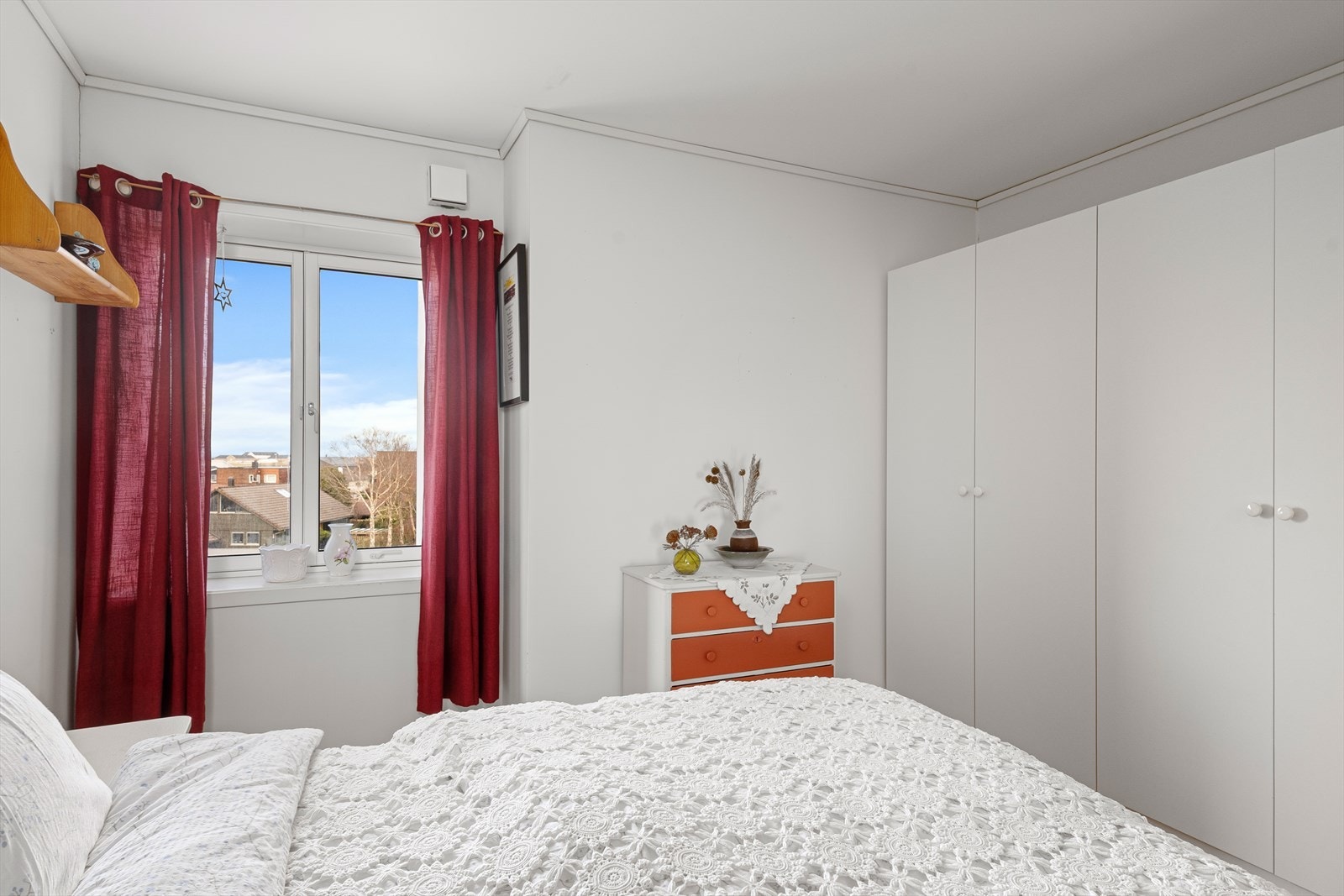 Rommet har medfølgende garderobeskap. Galleribilde